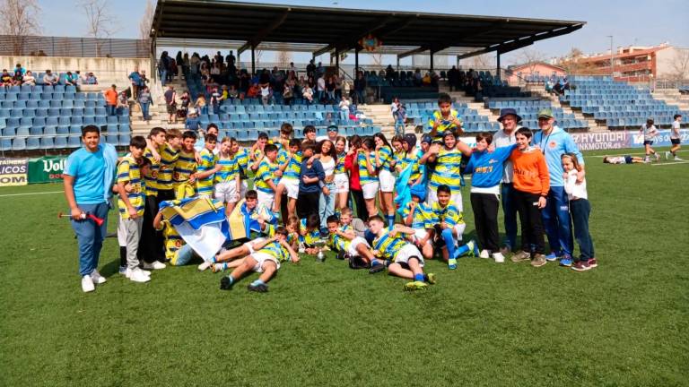 El equipo de la Unió Rugby Sud y SEL Vilanova celebra el título de Tercera Catalana. FOTO: cedida