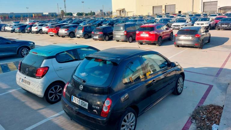 El pàrquing de la planta de Nissan de la Zona Franca ple de vehicles el primer dia de contractacions per formació de 600 treballadors tres anys després de l’últim dia de funcionament de la fàbrica. Foto: ACN