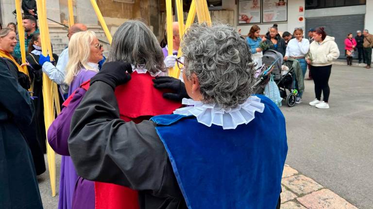 Los congregantes llevan palmas en lugar de cirios. Foto: Alfredo González