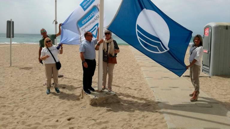 Imagen de la izada de la bandera azul en una playa de El Vendrell en 2019. Foto: DT