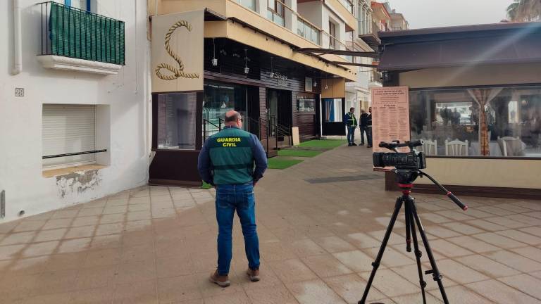 Un agente de la Guardia Civil custodiando la entrada en el restaurante Sirga de torredembarra, uno de los locales en los que hay registros. Foto: cedida
