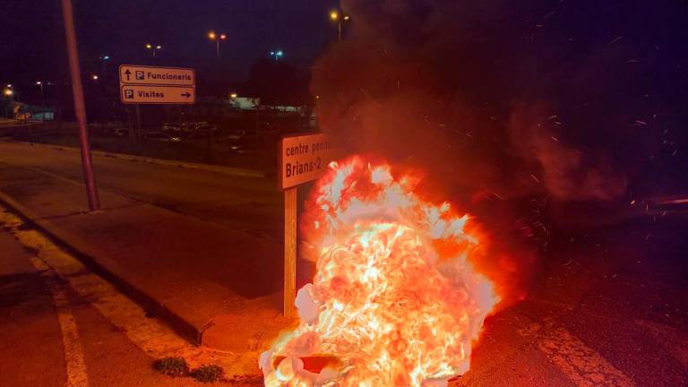 Han vuelto a hacer barricadas con neumáticos en llamas. Foto: ACN
