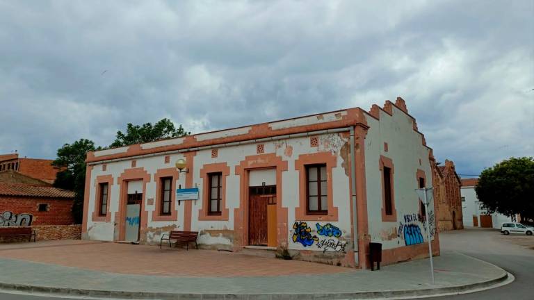 L’edifici de l’antiga llar d’infants de Llorenç està sense utilitzar des de fa gairebé 10 anys i en aquest temps se n’ha anat degradant l’aspecte. foto: Jaume Palau