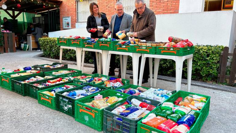 Los vecinos de Salou dan más de 1.200 kilos de alimentos que se repartirán a las familias más vulnerables de la localidad. foto: MCG