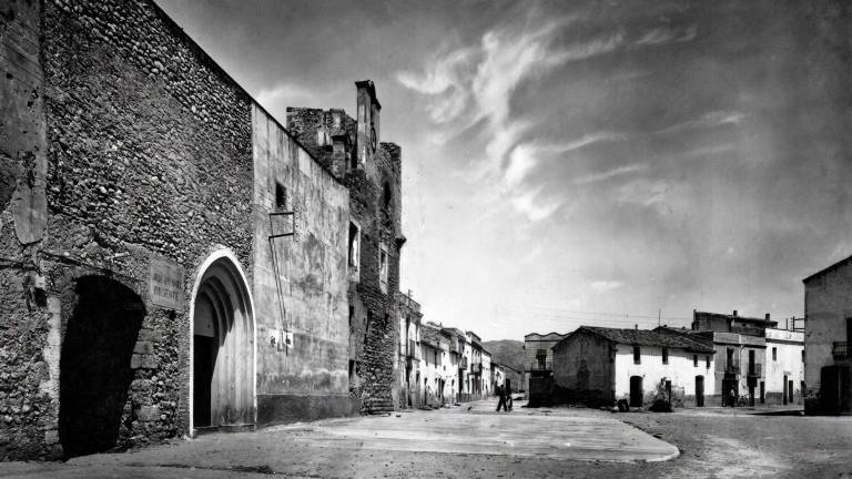 El portalet per on devia entrar el rei Ferran VII a l’hospital medieval (actual plaça de Catalunya) de l’Hospitalet. foto: col·lecció Alfons tejero