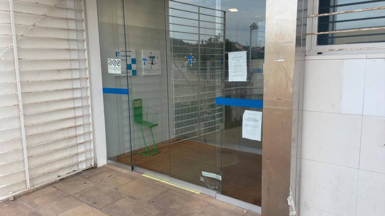 La puerta de entrada al consultorio también ha sido golpeada. Foto: Vicente M. Izquierdo