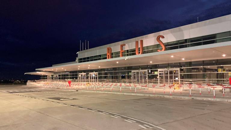 La terminal del Aeropuerto de Reus, con la iluminación LED en funcionamiento. Foto: Cedida