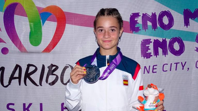 La atleta de La Riera de Gaià, con la medalla de plata lograda. foto: cedida