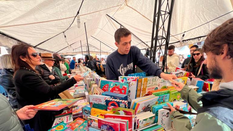 Les llibreries gaudeixen de la visita de la gent durante la jornada. Foto; Alfredo González