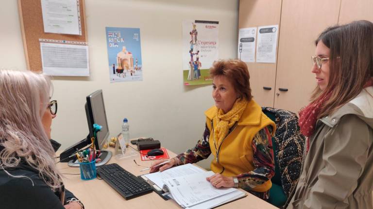 Una voluntaria de Càritas Reus (de amarillo) y una educadora social (D), en una sesión de acogida. Foto: C. V.