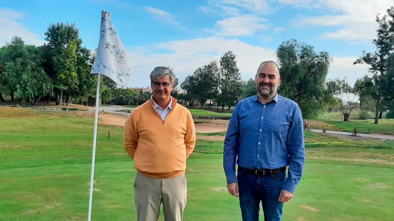 Marc Tarragó, del Golf Gaudí Reus, y el concejal de Esports del Ajuntament, Enrique Martín. foto: aj. reus