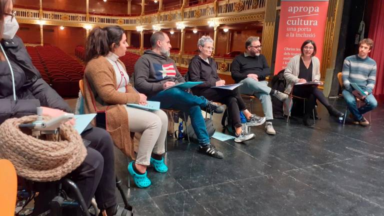 Las entidades sociales se reunieron ayer en el Teatre Bartrina de Reus. foto: cedida