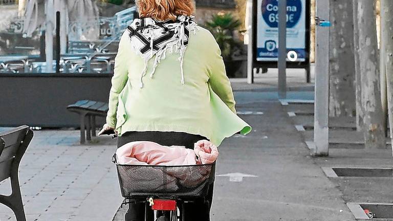 Una mujer moviéndose en bicicleta por el Passeig Prim de Reus. foto: Alfredo González