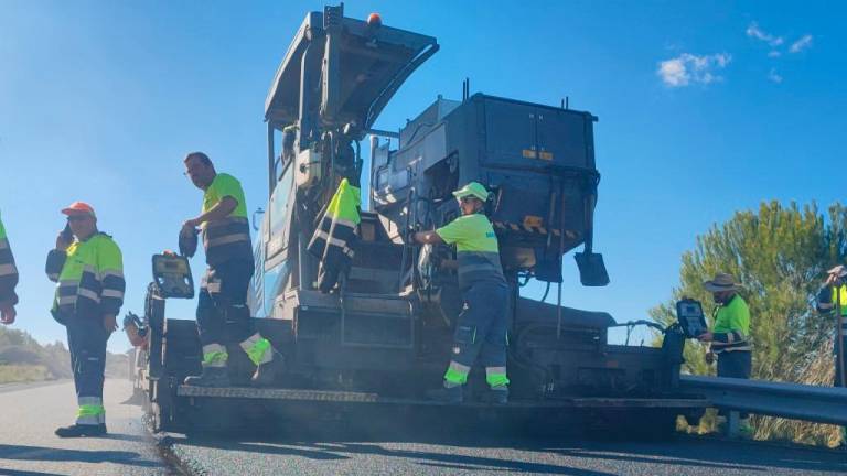$!Trabajos de asfaltado en la Secuita con uno de los nuevos tipos de asfalto desarrollados. Foto: URV
