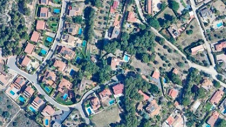 Una vista aérea de Castellvell. Según el catastro, hay 500 piscinas no cubiertas, 17,40 por cada 100 habitantes. Foto: Google Maps