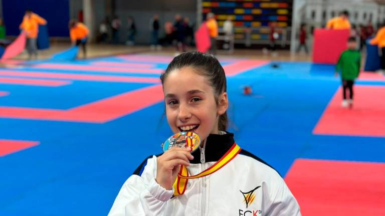 $!Ana Muñoz, del Karate Vila-seca, posa con la plata nacional.