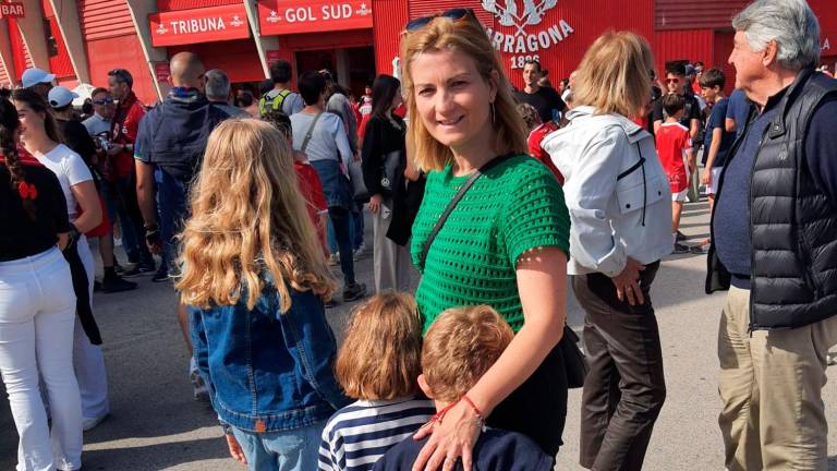 Raquel Sans (ERC), con sus hijos antes del partido del Gimnàstic en el Nou Estadi. Foto: Cedida