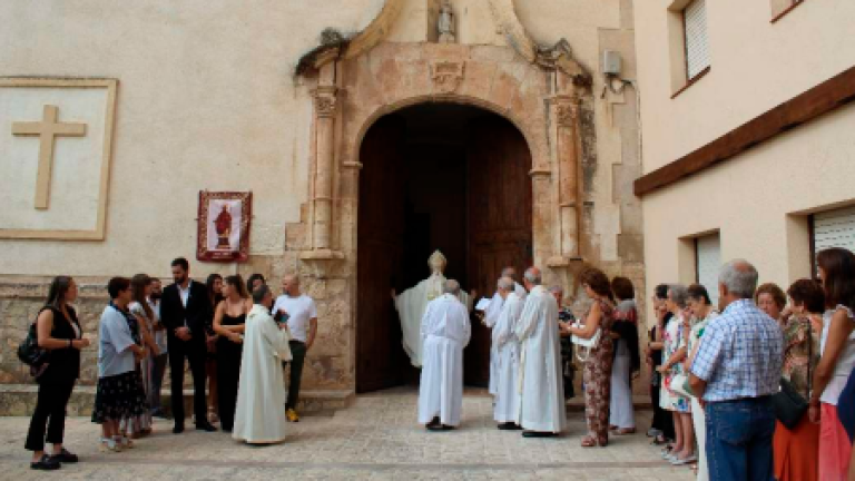 Acte de benedicció de l’Església en el moment de l’obertura de portes. Foto: cedida