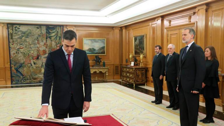 El presidente Pedro Sánchez jura la Constitución ante la presencia dle rey Felipe VI. Foto: ACN