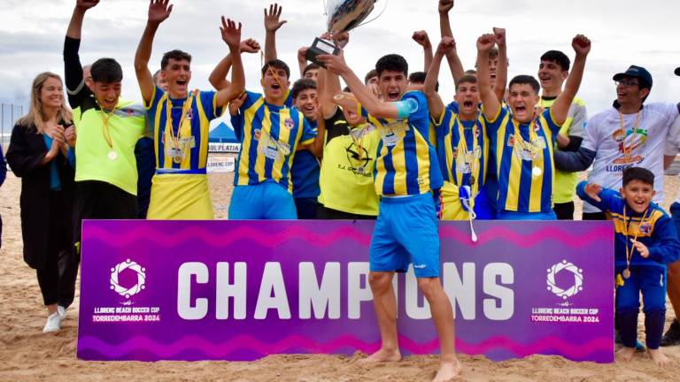 Los ganadores de la Llorenç Beach Soccer Cup 24, CDF Mejías foto: enzo10
