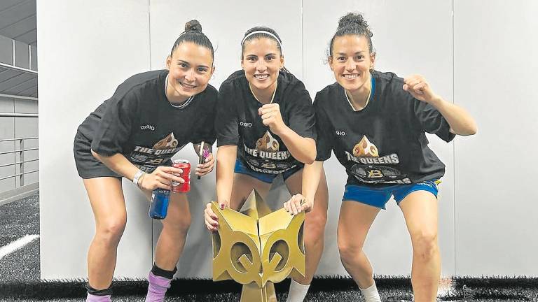 Fabra, Llop y Rovira posan con la copa de campeonas de la Queens en el WiZink Center de Madrid. foto: cedida