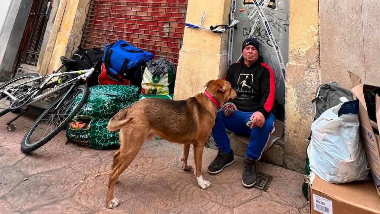 Abdelhamid y su perro, tras ser desalojados del edificio: Foto: Alfredo González