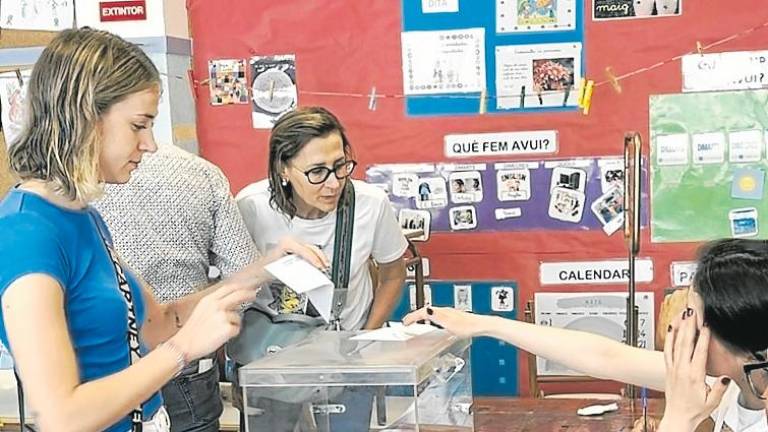 Votación en un colegio electoral de Reus en las pasadas elecciones municipales, en mayo de 2023. FOTO: Alfredo González