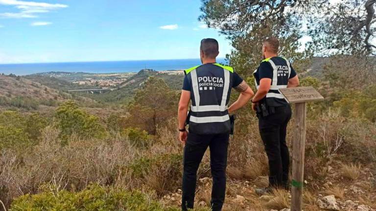 Agentes de la Policía Local de Roda de Berà, durante la búsqueda. Foto: Ayuntamiento de Roda de Berà