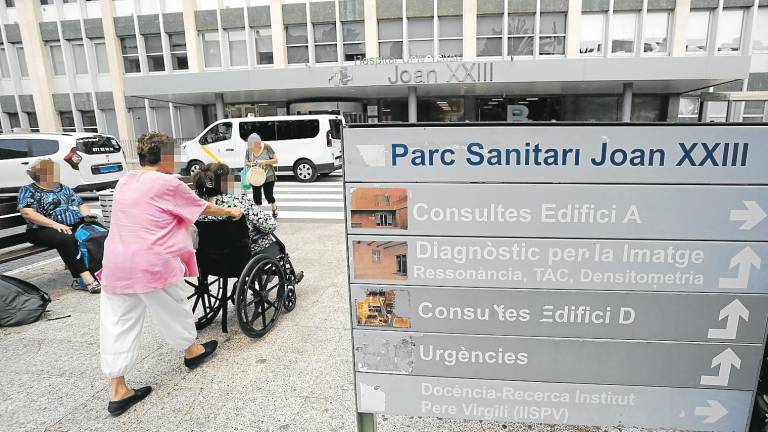 Entrada del Hospital Joan XXIII de Tarragona, donde muchas de las intervenciones quirúrgicas han reducido las listas de espera. Foto: Pere Ferré