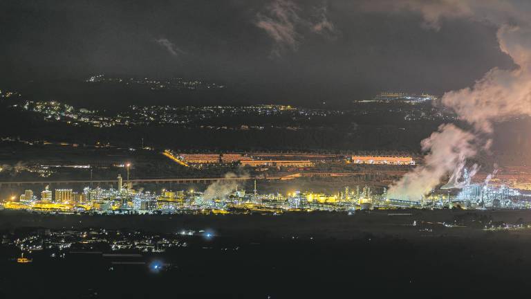 Vista nocturna de la petroquímica de Tarragona. Foto: @djguillemat