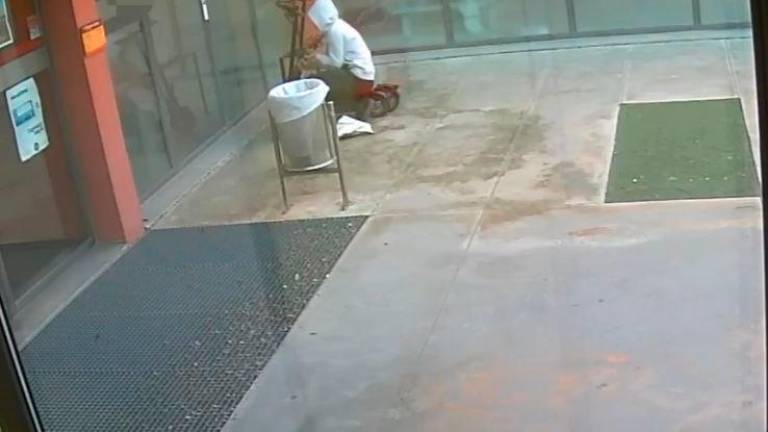 Imagen del individuo robando un patinete eléctrico. Foto: Mossos