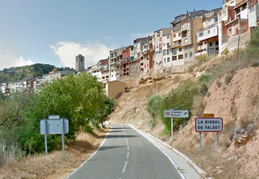 Entrada del poble en què es veu un cartell on s’esmenta el nom actual. Foto: Google Maps