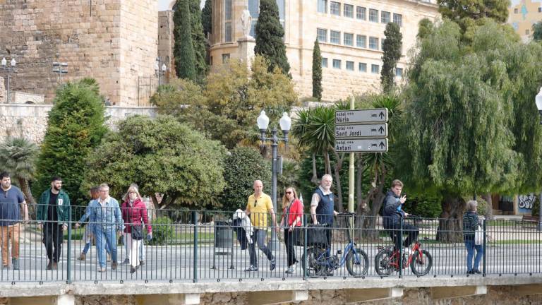 Turistas paseando por el centro de Tarragona en Semana Santa. Foto: Pere Ferré