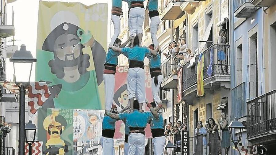 Els Castellers de Sant Pere i Sant Pau carregant el cinqu&egrave; 4de8 de l&rsquo;any. FOTO: pere ferr&eacute;