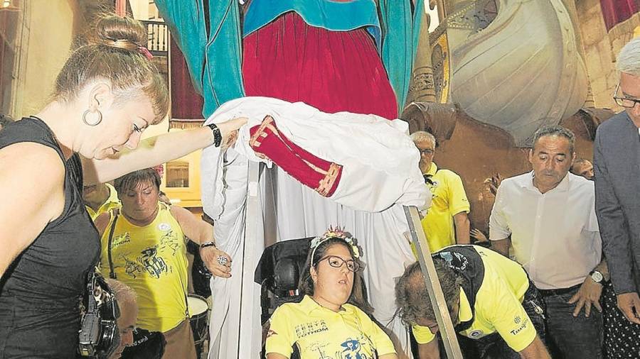 La geganta adaptada Frida Kahlo de Tarragona es va presentar aquest diumenge. FOTO: Joan Revillas