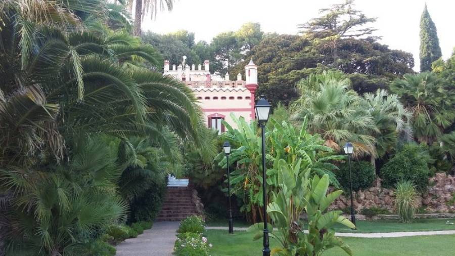 Imagen del edificio de estilo colonial, rodeado del frondoso jardín. Foto: Marina Pallás
