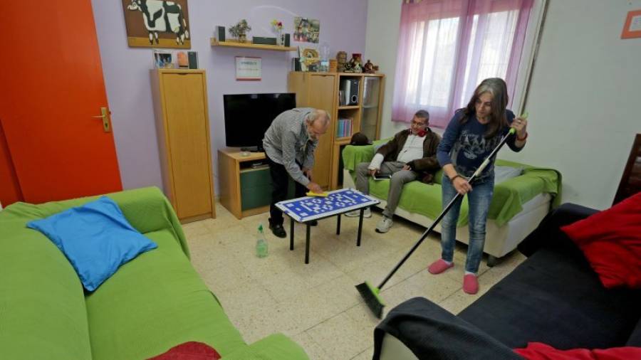 Varios de los residentes en la casa de acogida que Creu Roja tiene en Tarragona para personas con el virus del VIH. Foto: Lluís Milián