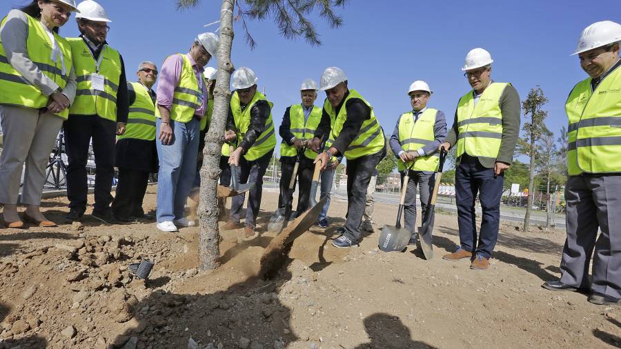 Los representantes de Tarragona 2018 y del Comité Internacional de los Juegos plantaron ayer árboles en el Anillo Mediterráneo. FOTO: LLUÍS MILIÁN