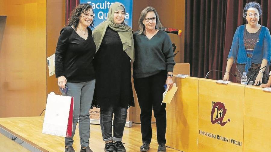 Imane Nassiri, del Institut Josep Tapir&oacute; de Reus, ganadora del segundo premio, con sus tutoras. FOTO: Pere Ferr&eacute;