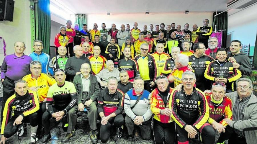 Los compañeros de la Penya Ciclista Baix Penedès rindieron una sorpresa al veterano ciclista. Foto: DANIMONTSERRAT
