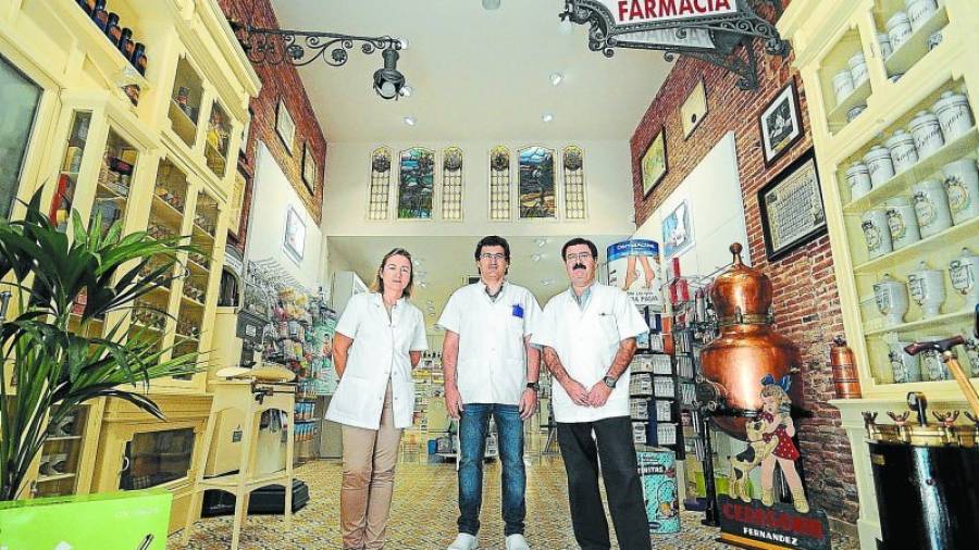 De izquierda a derecha, Maria Teresa Ornosa, Jordi Ornosa y Antonio Nadal, en la nueva farmacia del Raval de Santa Anna. Foto: Alfredo González