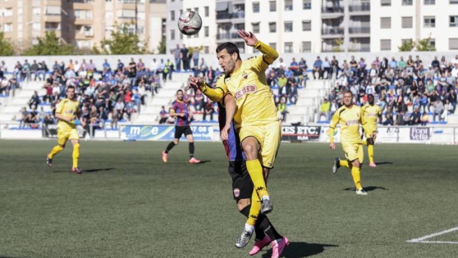Ismael Moyano gana un balón aéreo durante el partido ante el Eldense. Foto: Ernesto Sánchez