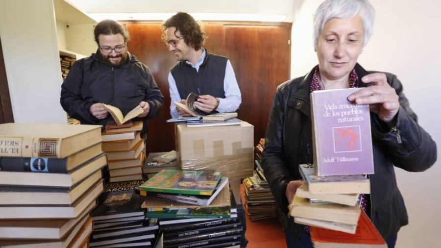 Daniel Uzquiano, Pere Segura y Núria Llebaria, ayer en la biblioteca de Vila-seca. Foto: Pere Ferré