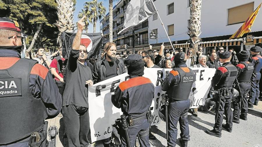 Los Mossos d´Esquadra formaron un cordón para frenar a los antifascistas. FOTO: PERE FERRÉ
