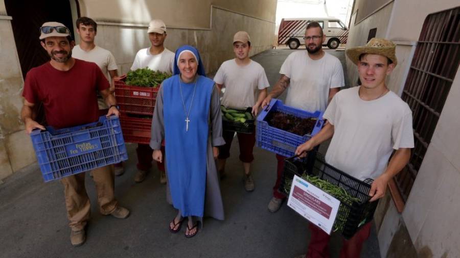 Jordi Inglés con algunos de los alumnos de la Casa d´Oficis ayer durante la entrega de la verdura al convento. Foto: lluís milián