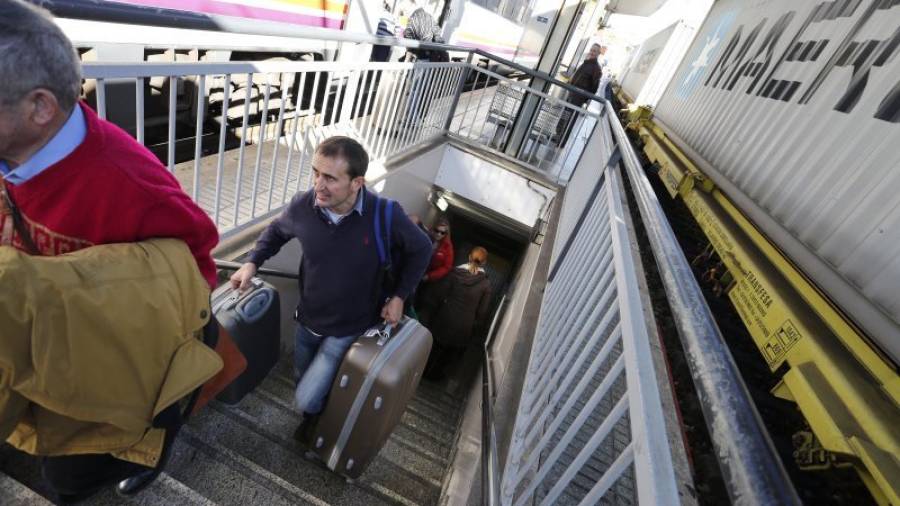 Varios usuarios de la estación, el pasado miércoles, subiendo por las escaleras de la estación. Foto: Pere Ferré