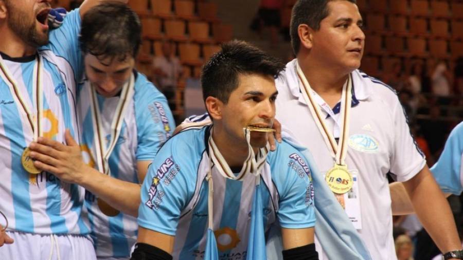 Matías Platero muerde la medalla de campeón del Mundo que se colgó el sábado en Francia, con la selección albiceleste. Foto: Luis Velasco