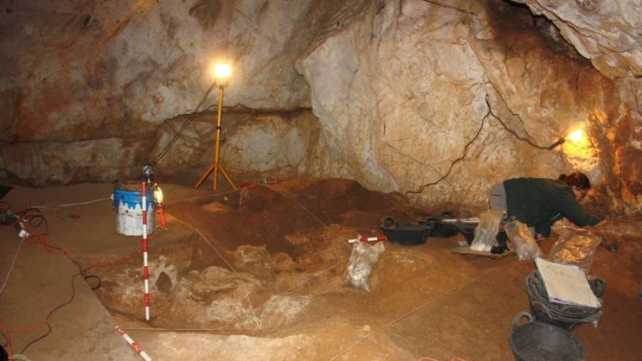 Imagen del tramo de la cueva de Sant Antoni, con uno de los investigadores trabajando al fondo. Foto: ACN