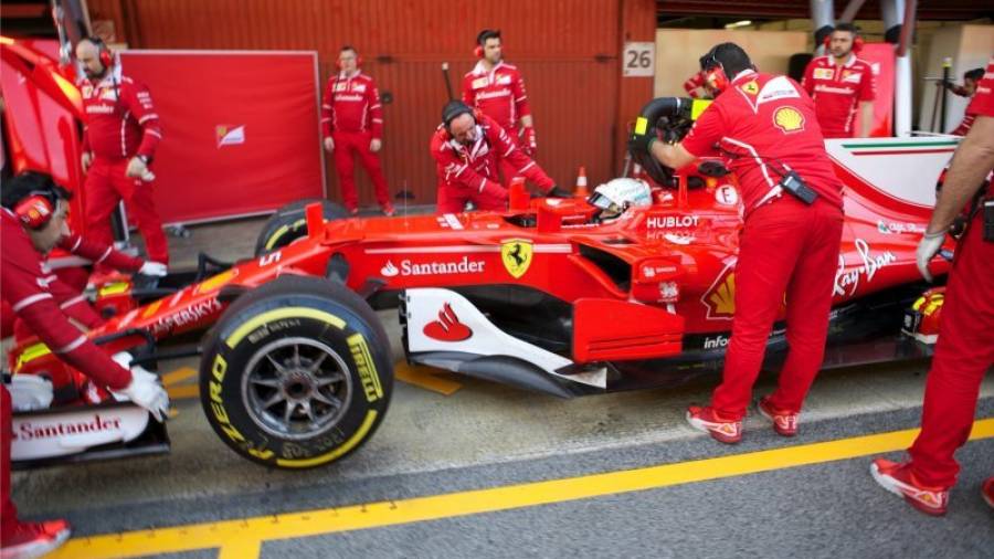Los mecánicos de Ferrari, trabajando en el monoplaza de Vettel. Foto: Marcelo Cairo