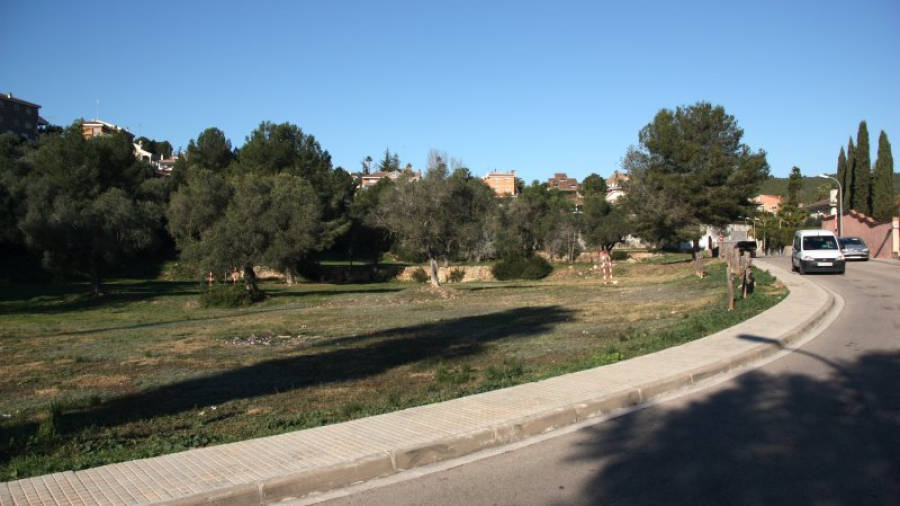 Pla general dels terrenys municipals de Boscos, a Tarragona, des del carrer Joan Lamote de Griñón, on s'ubicaria una escola privada. Imatge del 21 de gener de 2016. FOTO: Laia Poblado / ACN
